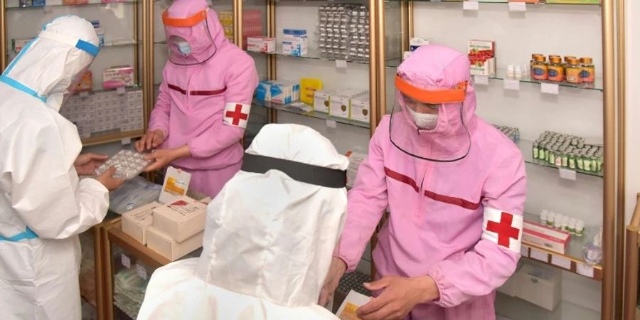 Nordkoreanische Soldaten geben in Apotheke Medikamente aus