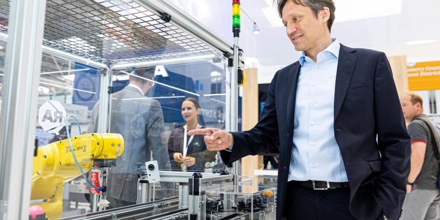 Uwe Peter, Geschäftsführer von Cisco Deutschland, steht am Messestand seines Unternehmens auf der Hannover Messe 2022.