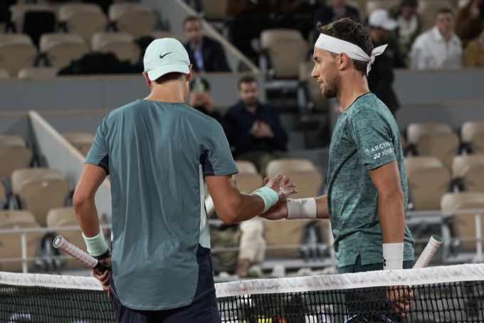 Holger Rune (l.) muss Casper Ruud (r.) an den French Open zum Einzug in den Halbfinal gratulieren. French Open