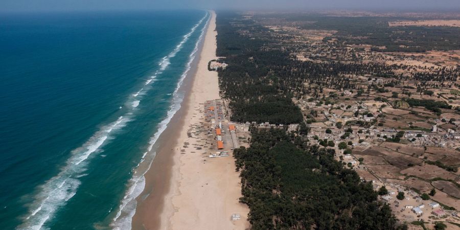 Filao-Bäume, die gepflanzt wurden, um die Küstenerosion entlang des Atlantiks zu verlangsamen, bilden im Dorf Lompoul in der Nähe von Kebemer (Senegal), einen «Vorhang», der den Beginn der Grünen Mauer schützt.