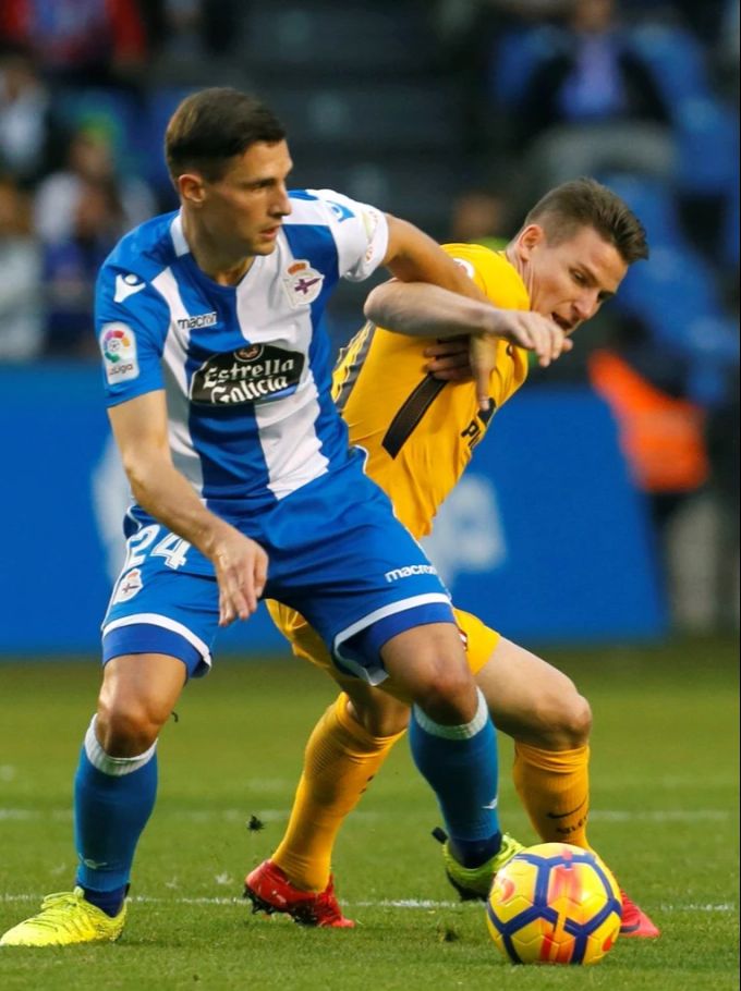 Fabian Schär behauptet im Trikot von Deportivo La Coruna den Ball. La Liga