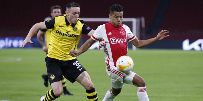 YB's Silvan Hefti (l.) und Ajax' David Neres (r.) kämpfen um den Ball in der Europa League am 11. März 2022 in Amsterdam. david neres