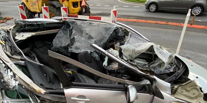 Hoflader reisst in Hünenberg rechte Autoseite auf.