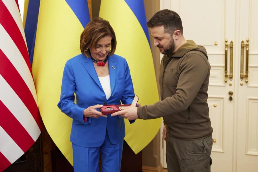 Nancy Pelosi, Sprecherin des US-Repräsentantenhauses trifft den ukrainischen Präsidenten Wolodymyr Selenskyj in Kiew, 1. Mai 2022.