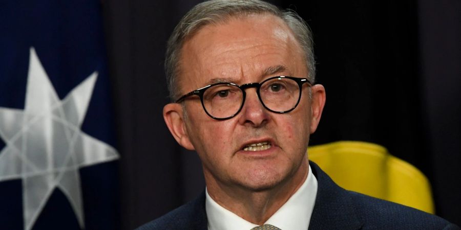 Australiens neuer Premier Anthony Albanese spricht nach seiner Vereidigung im Parlamentsgebäude von Canberra mit Medienvertretern.