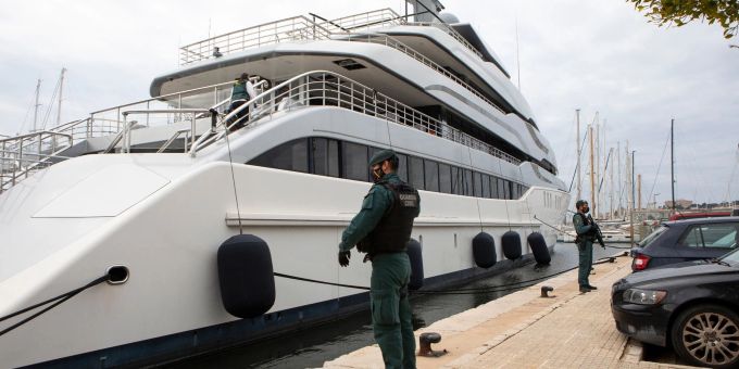 US-Bundesbeamte und die spanische Guardia Civil durchsuchen die Jacht «Tango» in Palma de Mallorca. Die Jacht gehört zu den Vermögenswerten, die mit einem Milliardär und engen Verbündeten de US-Bundesbeamte und die spanische Guardia Civil durchsuchen die Jacht «Tango» in Palma de Mallorca. Die Jacht gehört zu den Vermögenswerten, die mit einem Milliardär und engen Verbündeten de