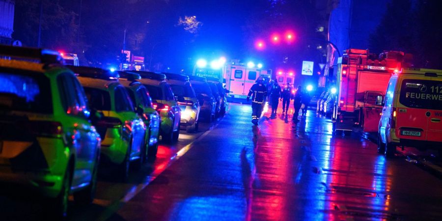 Polizei und Rettungsfahrzeuge benötigt: Bei einem Konzert in Hamburg kam es zur Massenschlägerei.