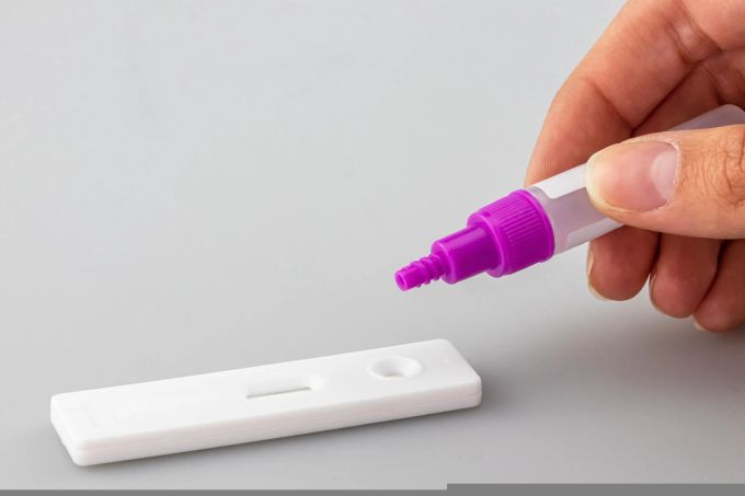 Zwischen fünf und 30 Grad bewegt sich die optimale Lagerungstemperatur für Corona-Selbsttests. Hand Corona-Selbsttest Kanüle Fläschchen