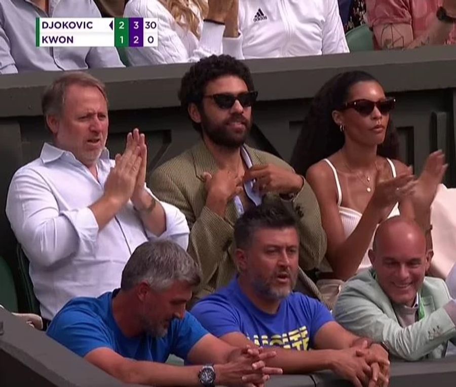 Noah Becker (hinten Mitte) und Lilian (hinten rechts) in der Box von Novak Djokovic.