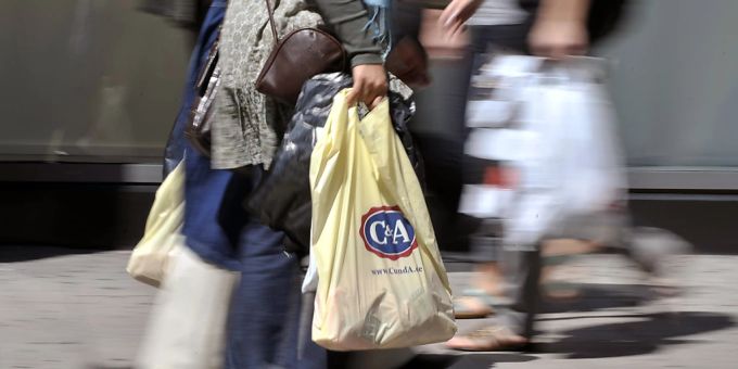 Die Konsumentenpreise in Deutschland steigen: Passanten in Hamburg mit ihren Einkäufen (Archivbild). Konsumentenpreise Inflation Teuerung
