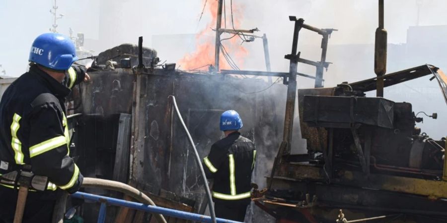 Feuerwehreinsatz nach Raketenangriff auf Hafen von Odessa