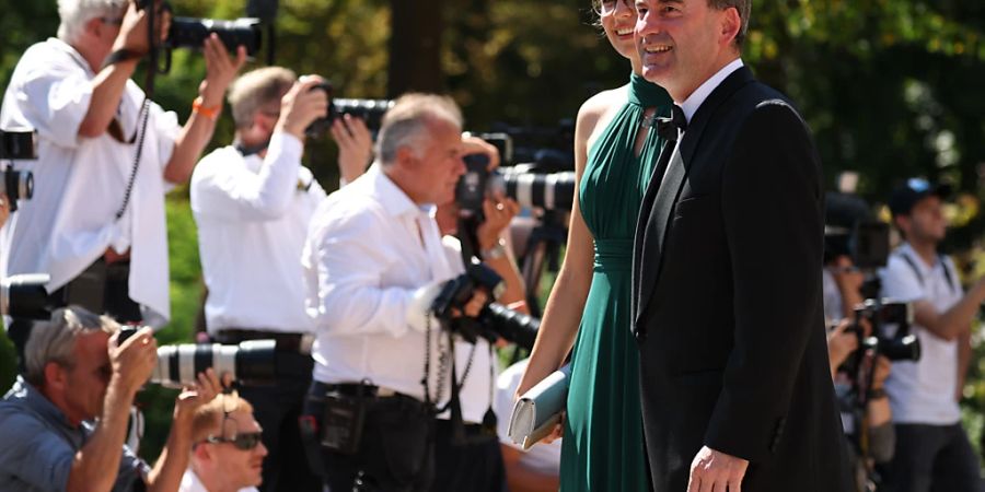 Hubert Aiwanger (Freie Wähler), Wirtschaftsminister Bayerns, und Eva Brockmann, Fränkische Weinkönigin, kommen zu der Eröffnung der Bayreuther Richard-Wagner-Festspiele im Festspielhaus auf dem Grünen Hügel. Die Festspiele beginnen in diesem Jahr mit einer Neuinszenierung von «Tristan und Isolde». Foto: Daniel Karmann/dpa