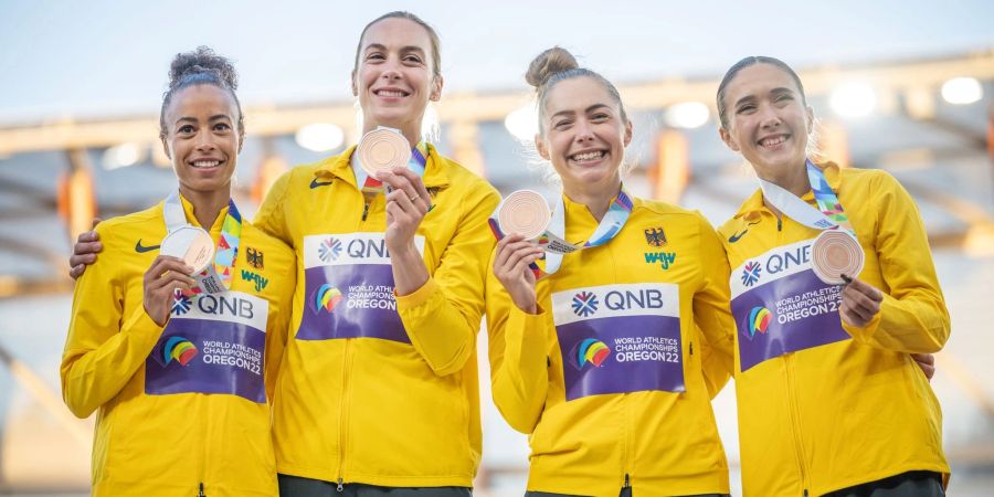 Glücklich in Eugene: Tatjana Pinto (l-r, Alexandra Burghardt, Gina Lückenkemper und Rebekka Haase freuen sich über Bronze.