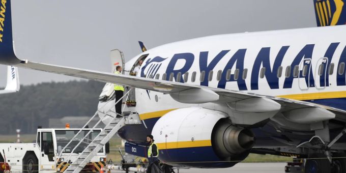 Ryanair schreibt hohen Gewinn und will im Sommer mehr Flüge anbieten als vor Corona (Archivbild) ryanair flugzeug flieger