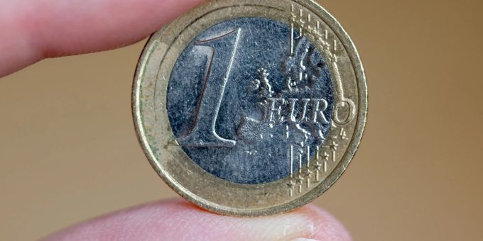 Fachleute erklären die Euro-Schwäche vor allem mit zwei Entwicklungen: der Furcht vor einer Rezession und der Geldpolitik der EZB. Fachleute erklären die Euro-Schwäche vor allem mit zwei Entwicklungen: der Furcht vor einer Rezession und der Geldpolitik der EZB.