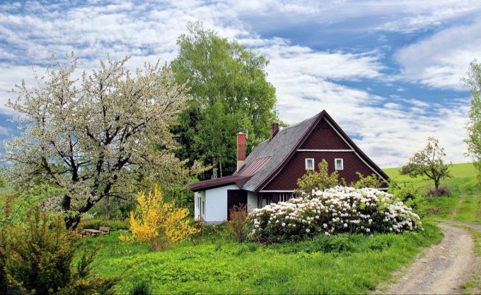 Zu Beginn der Heizperiode ist eine Reinigung und Überprüfung des Schornsteins empfohlen. Haus im Grünen