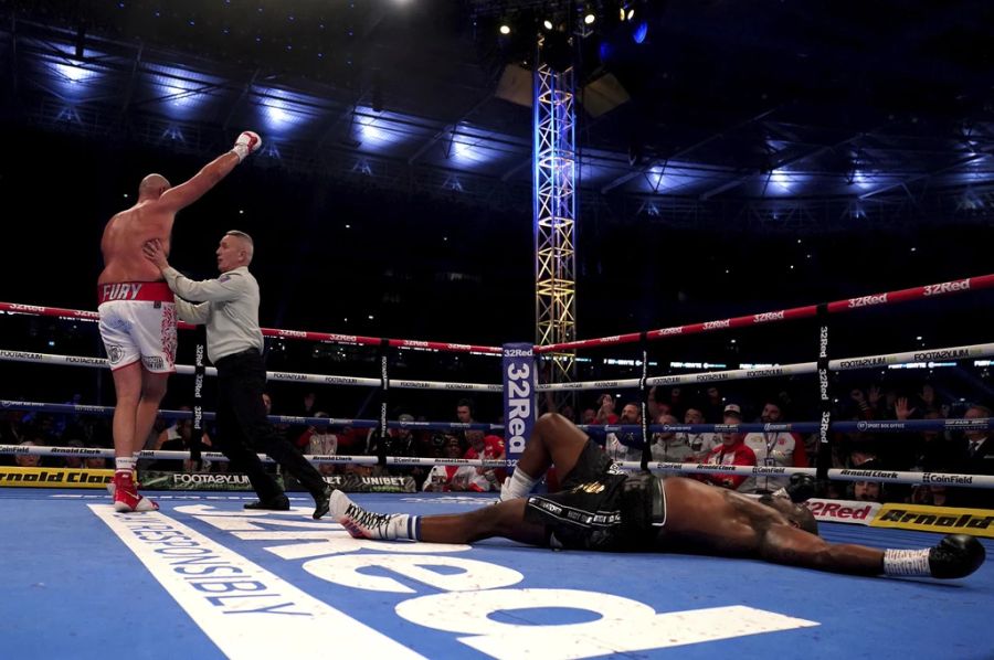 Der Brite knockt Landsmann Dillian Whyte vor britischer Rekordkulisse (94'000 Zuschauer) in der sechsten Runde aus.