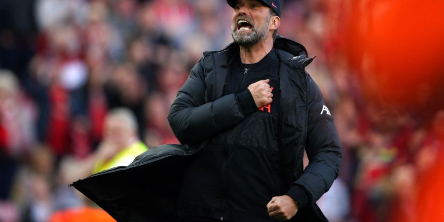 Liverpools Trainer Jürgen Klopp freut sich über den Derbysieg gegen Everton.