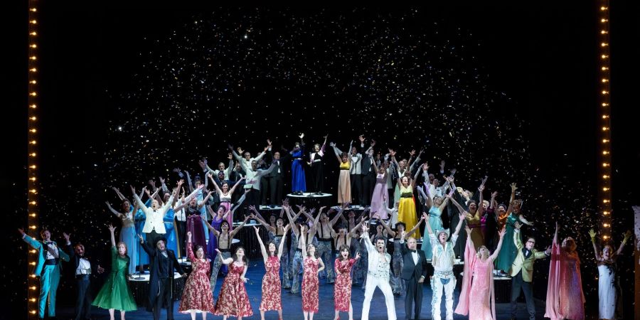 Das grosse Finale mit dem gesamten Ensemble der Revue in der Komischen Oper.