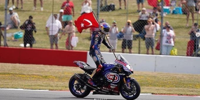 Bei Superpole-Race - Toprak Razgatlioglu fährt auf ersten Platz