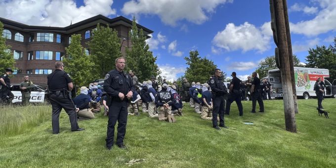 Die Behörden verhafteten am Samstag, den 11. Juni 2022, in der Nähe einer Pride-Veranstaltung in Idaho Mitglieder der weissen rechtsextremen Gruppe Patriot Front, nachdem sie in einem Lkw mit Krawallausrüstung gefunden wurden. Patriot Front Arrests