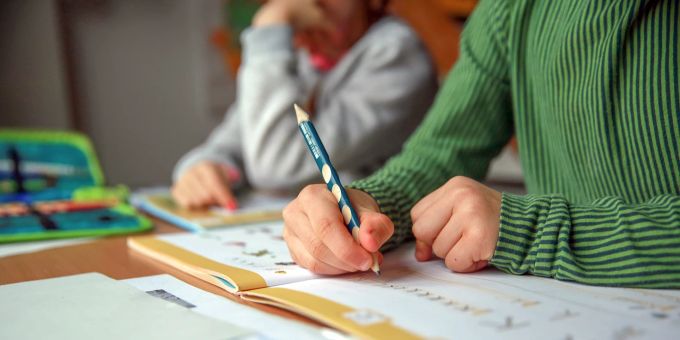 Lange Zeiten des Homeschoolings während der Pandemie haben aus Sicht von Lehrkräften zu einer Verschlechterung der Handschrift geführt. Kind Stift Handschrift Hausaufgaben