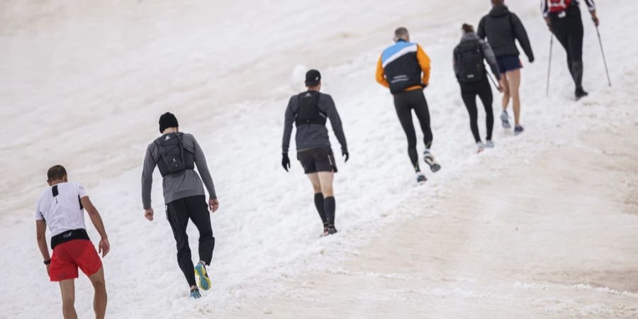 Die Teilnehmer rennen auf dem Tsanfleuron-Gletscher und nähern sich der Ziellinie des Glacier 3000-Laufs oberhalb des Alpenorts Les Diablerets im Kanton Waadt.