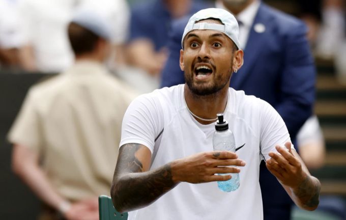 Nick Kyrgios kämpft sich trotz Schmerzen in den Viertelfinal von Wimbledon. Nick Kyrgios