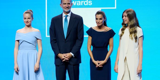 Leonor (l.), König Felipe VI, Sofía, Königin und Letizia. leonor sofia spanien prinzessin