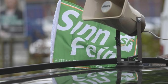 Freiwillige Helfer von Sinn Fein machen ein Wahlkampfauto auf der Glen Road in Belfast, Nordirland, am 05. Mai 2022 bereit. Northern Ireland elections 2022