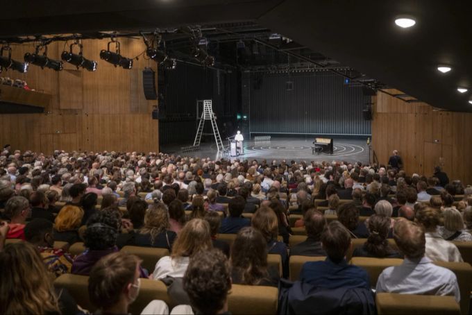 Das Publikum sitzt bei der Eröffnung vom Berliner Theatertreffen im großen Saal im Haus der Berliner Festspiele Berliner Theatertreffen