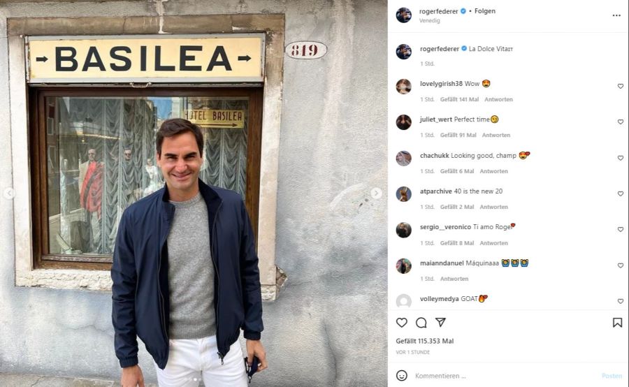 Federer vor einem Schild, das zum Hotel Basilea verweist.