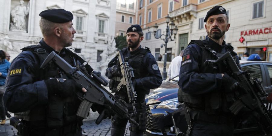 FILED - Mitglieder der API Spezialeinheit der Carabinieri stehen am Trevi Brunnen vor Beginn des G20 Gipfels in Rom. Photo: Cecilia Fabiano/LaPresse via ZUMA Press/dpa