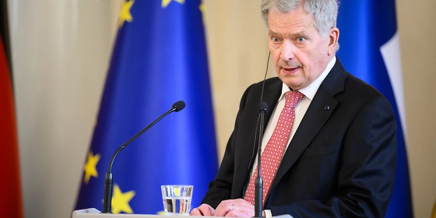 Sauli Niinistö, Präsident von Finnland, äussert sich bei einer Pressekonferenz mit Bundespräsident Steinmeier nach ihrem Gespräch im Palais des Präsidenten. Foto: Bernd von Jutrczenka/dpa