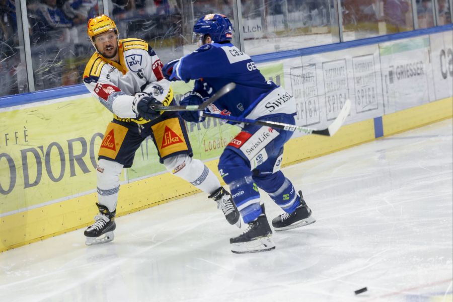 Zugs Jan Kovar (l.) setzt sich gegen ZSC-Captain Patrick Geering durch.