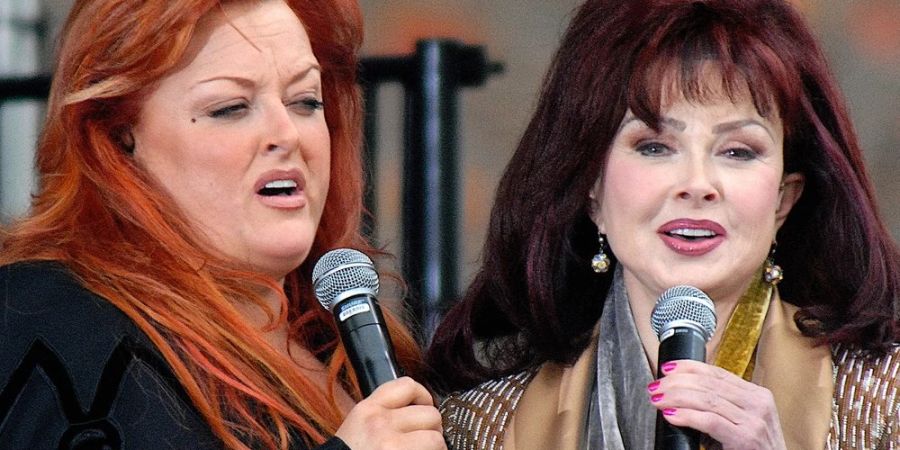 Naomi und Wynonna Judd bei einem Auftritt 2006.