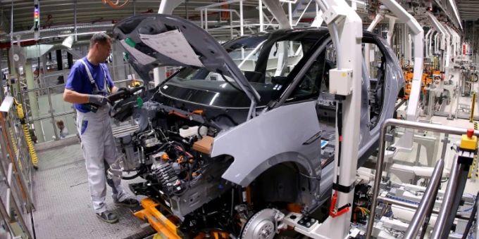 Mitarbeiter in einem Autowerk in Zwickau Mitarbeiter in einem Autowerk in Zwickau