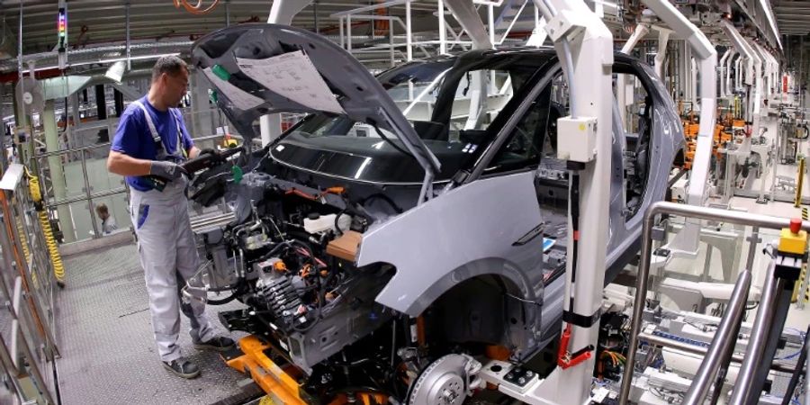 Mitarbeiter in einem Autowerk in Zwickau
