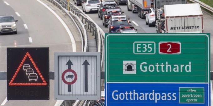 Ausflügler - Stau auf beiden Seiten des Gotthard-Strassentunnels