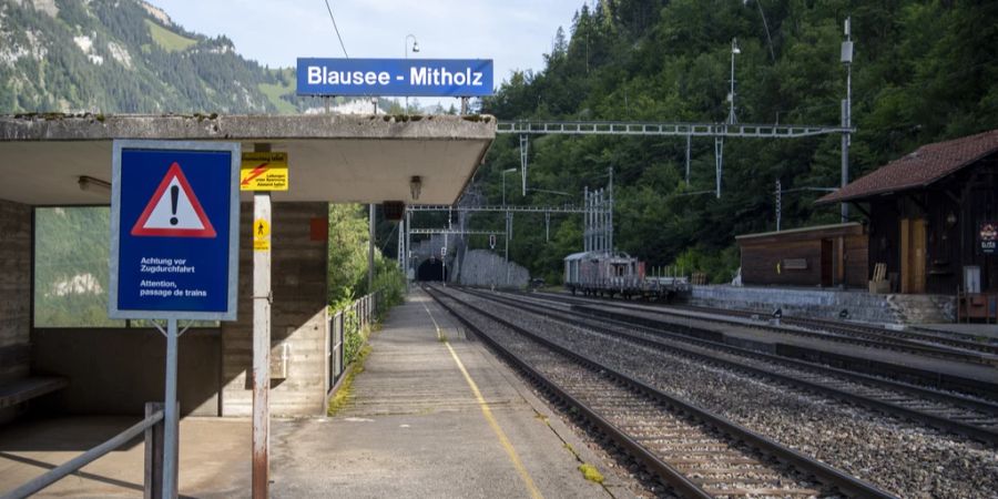 Sicht auf die Bahnstation Blausee Mitholz.