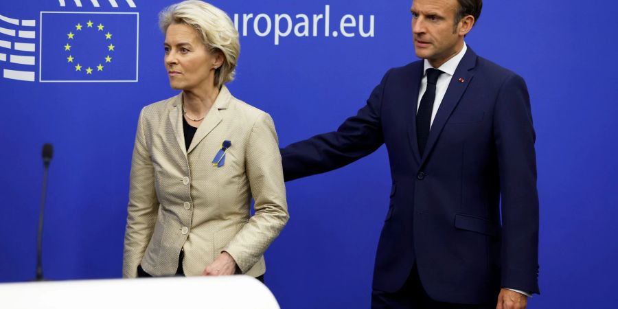 Ursula Von der Leyen (l.), Präsidentin der Europäischen Kommission, und Emmanuel Macron, Präsident von Frankreich, in Strassburg.