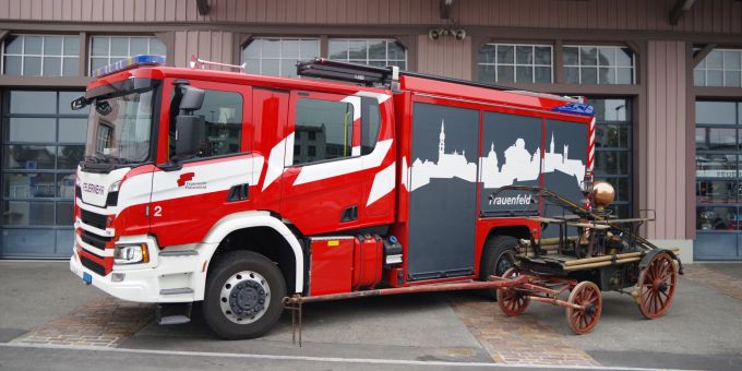 Feuerwehrauto von heute und damals. Feuerwehrauto
