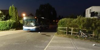 Maur ZH - Knabe (10) nach Unfall mit Linienbus ins Spital geflogen