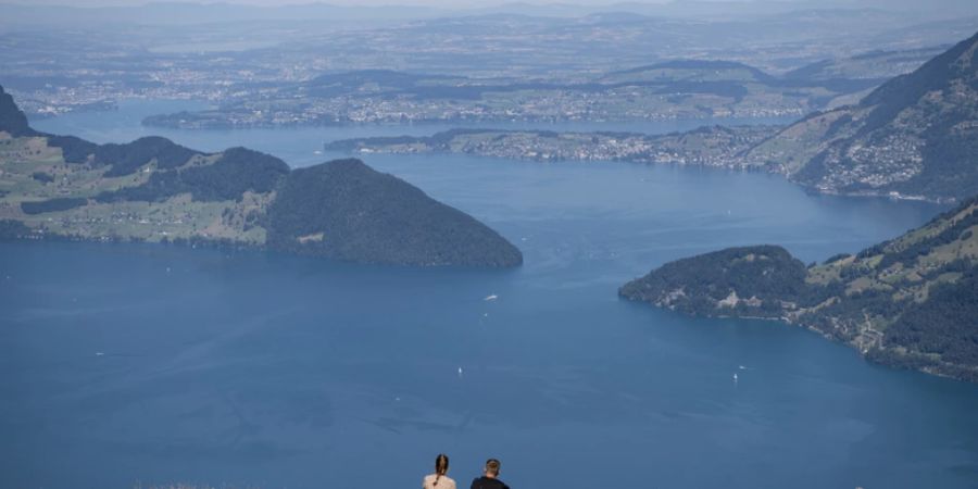 Zur Abkühlung empfiehlt sich diese Woche ein Ausflug in die Berge, wie es die Personen im Bild am Montag gemacht haben auf dem Niederbauen über dem Vierwaldstättersee. (KEYSTONE/Urs Flueeler)