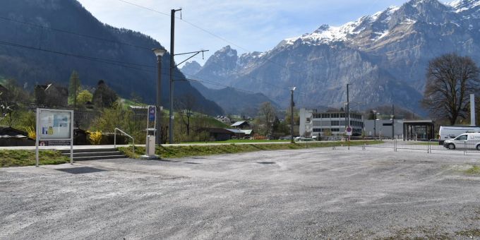 Temporäre Wohnmobilstellplätze beim Bahnhof in Ennenda. Temporäre Wohnmobilstellplätze beim Bahnhof in Ennenda