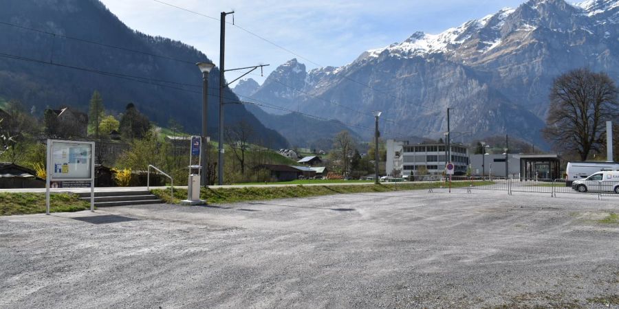 Temporäre Wohnmobilstellplätze beim Bahnhof in Ennenda