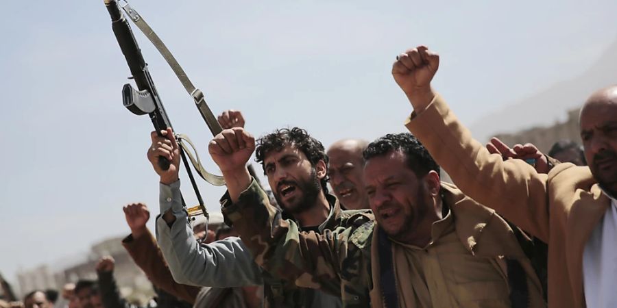 ARCHIV - Huthi-Kämpfer nehmen an einem Trauerzug für Rebellen teil, die bei Kämpfen mit Kräften der international anerkannten jemenitischen Regierung getötet wurden. Foto: Hani Mohammed/AP/dpa