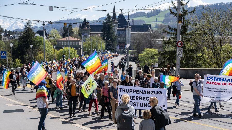 Es sind viele Regenbogen- und Friedensflaggen zu sehen.