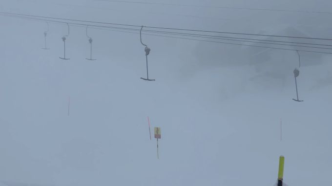 Ein unbesetzter Skilift läuft im Nebel auf der Bettmeralp VS. Skilift läuft leer Bettmeralp