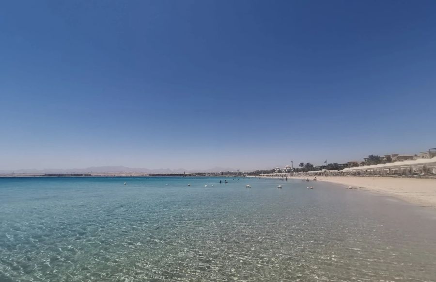 Der fast leere Strand in Hurghada.